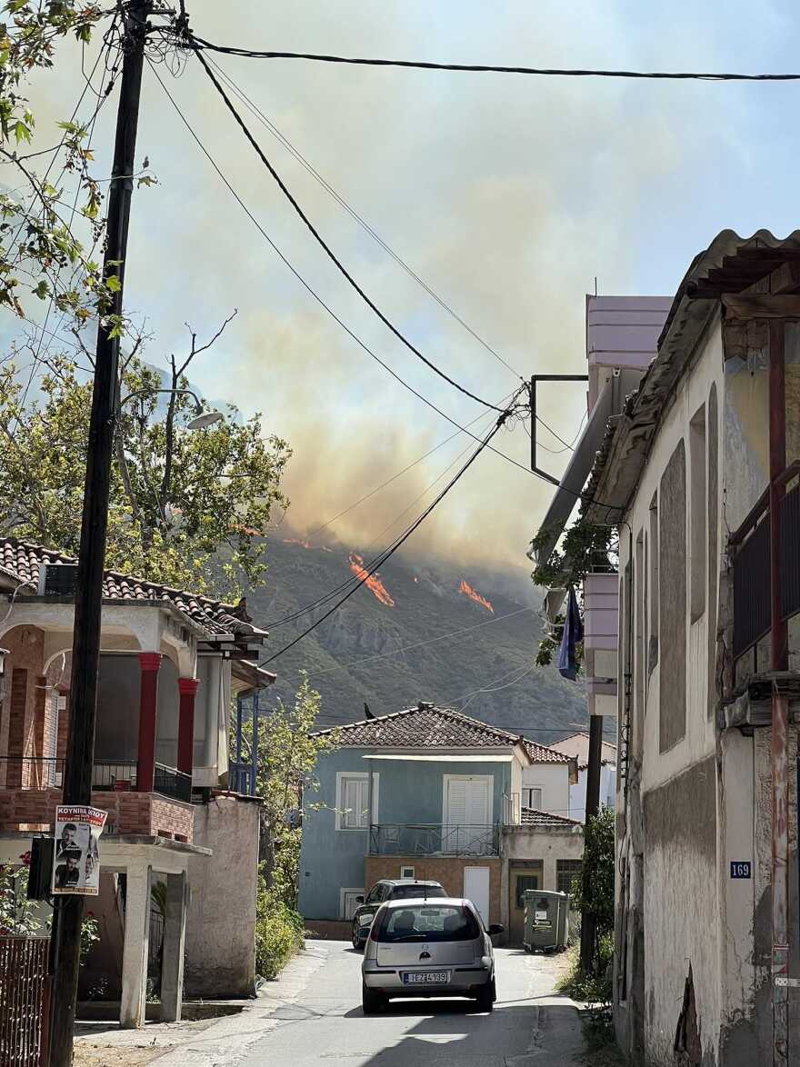 Φωτιά στο Αίγιο: Μήνυμα από το 112 για εκκένωση του οικισμού Κάστρο