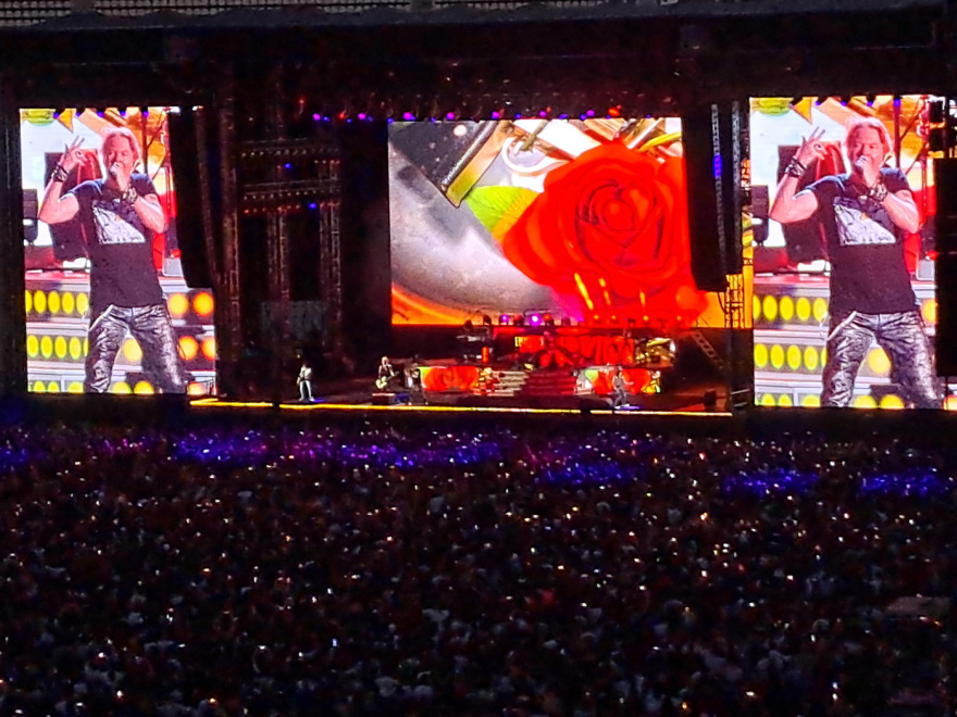 Οι Guns N’ Roses αψήφησαν τον καύσωνα και έπαιξαν τρεις ολόκληρες ώρες στο Ολυμπιακό Στάδιο