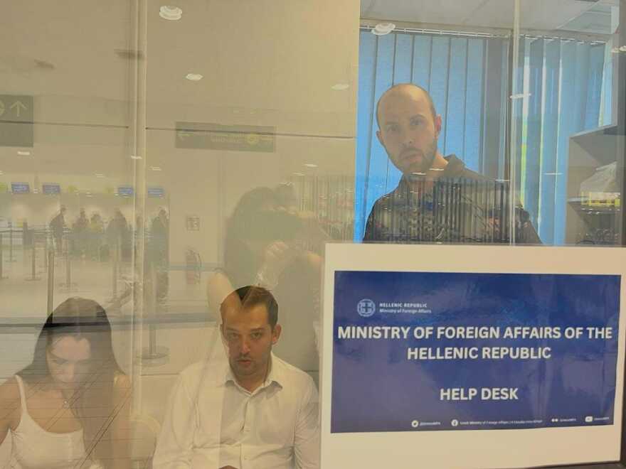 Φωτιά στη Ρόδο: Ξεκίνησε η λειτουργία του Help Desk στο αεροδρόμιο για τους τουρίστες που έχασαν τα έγγραφά τους