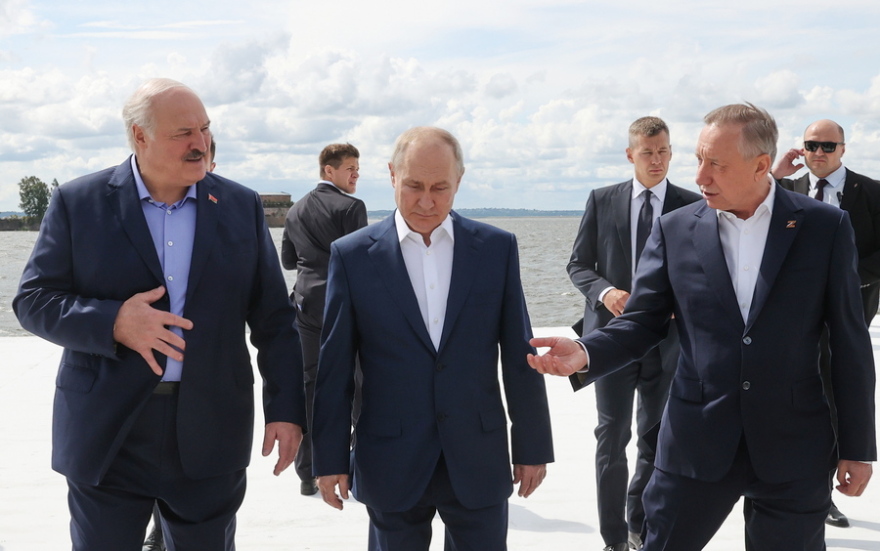 Πούτιν: Συναντήθηκε με τον Λουκασένκο και φωτογραφήθηκαν με όσους ήταν σε πλατεία - Δείτε βίντεο