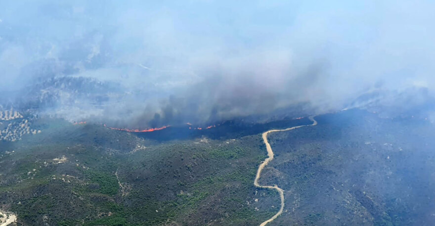 Φωτιά στη Ρόδο: Μάχη με τις φλόγες σε Ασκληπιείο, Λάερμα, Απόλλωνα - Σε πύρινο κλοιό η μονή Θάρρι