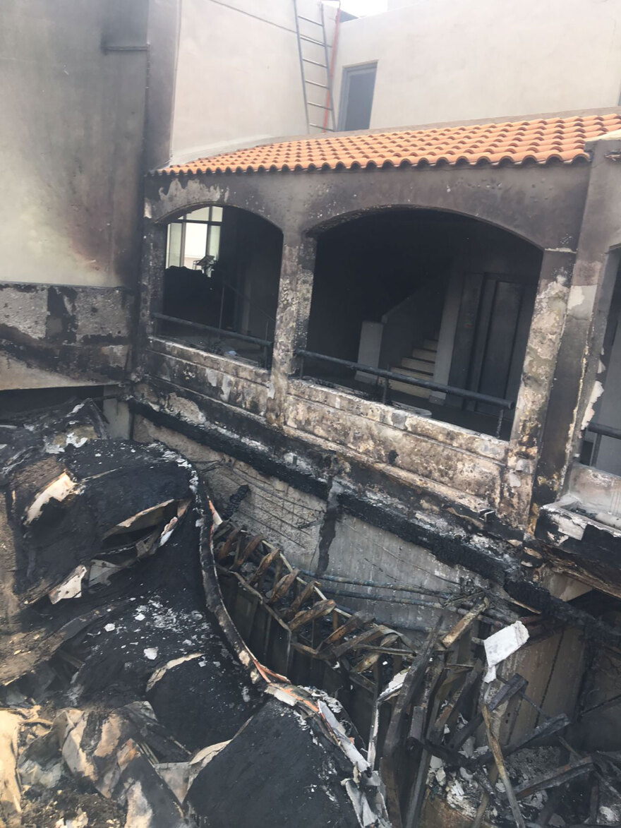 Φωτιά στη Ρόδο: Στάχτες έγινε ξενοδοχείο - Δείτε βίντεο και φωτογραφίες