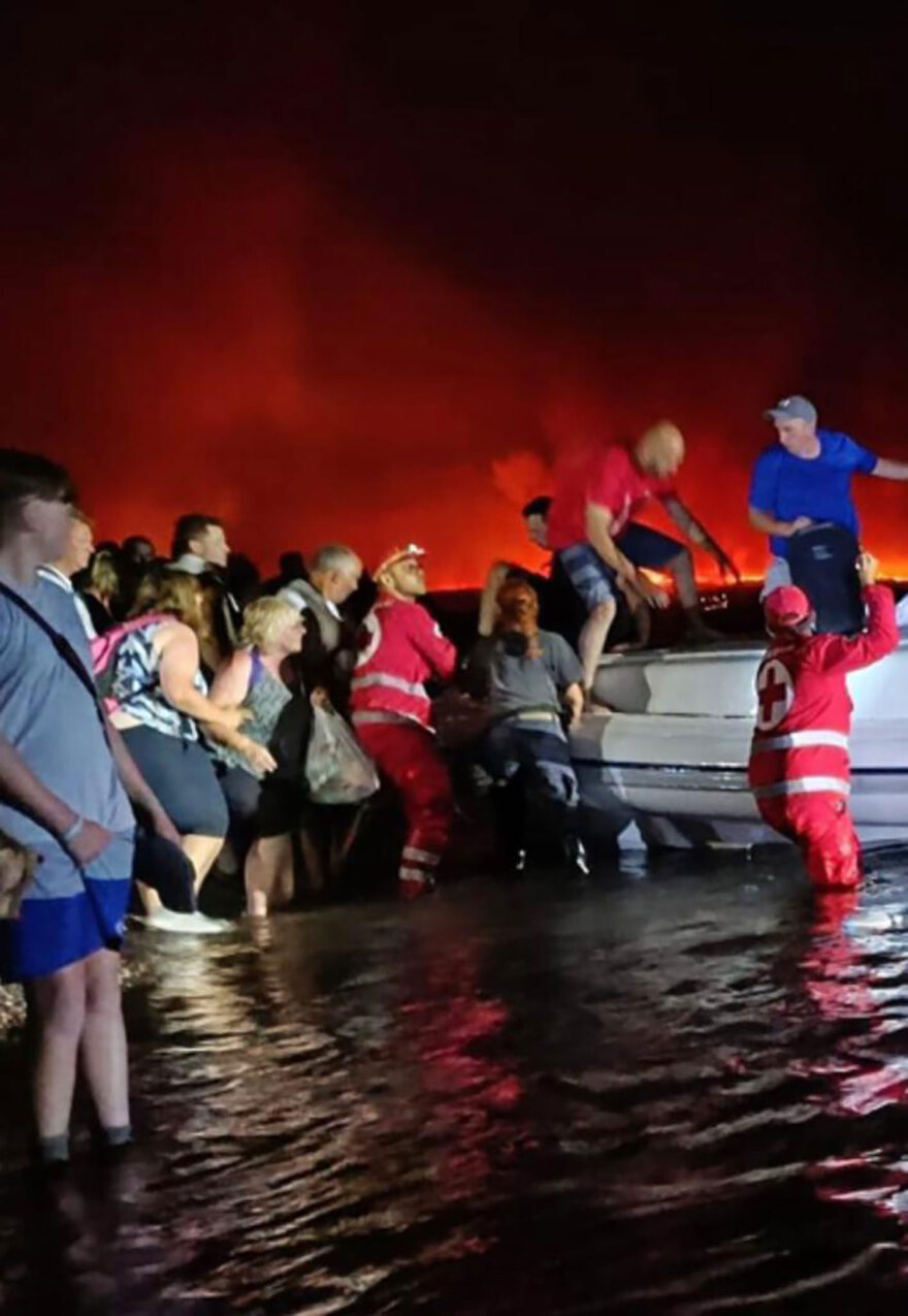 Ανεξέλεγκτη σε τρία μέτωπα η πυρκαγιά στη Ρόδο - Μεγάλη αναζωπύρωση στο χωριό Ασκληπιείο