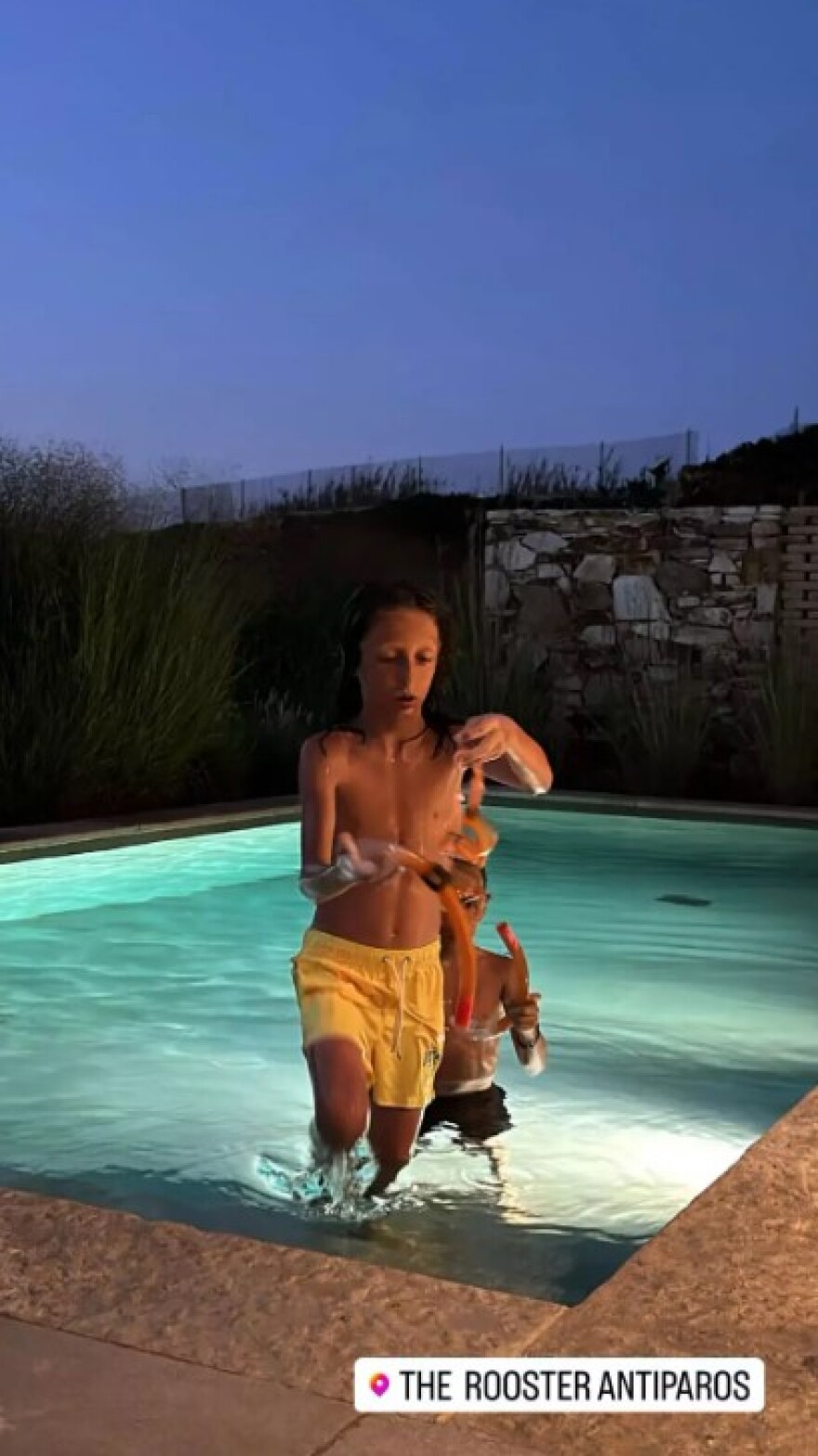 Σοφία Καρβέλα - Θανάσης Πανουργιάς: Διακοπές στην Αντίπαρο μαζί με τα παιδιά τους