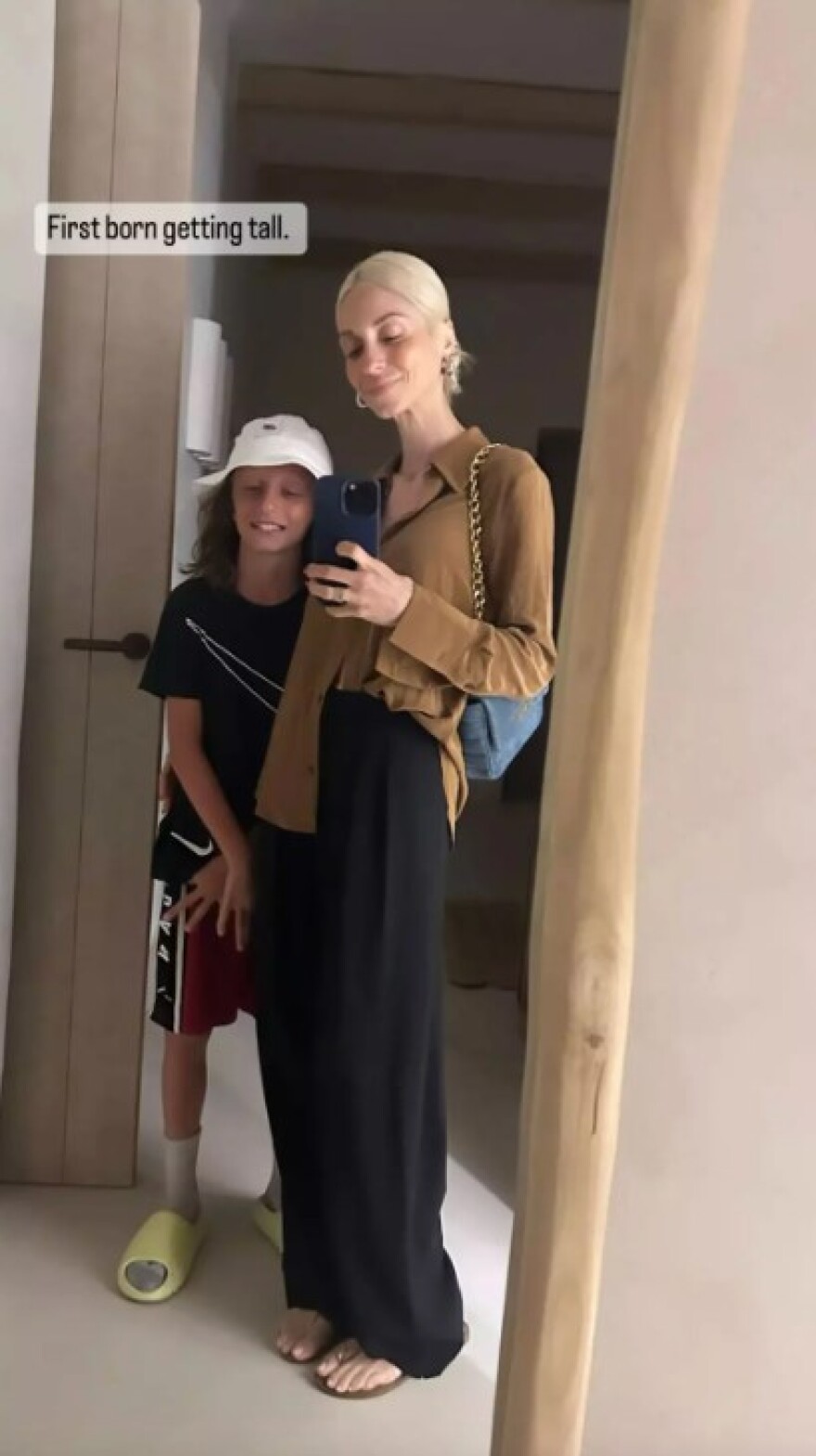 Σοφία Καρβέλα - Θανάσης Πανουργιάς: Διακοπές στην Αντίπαρο μαζί με τα παιδιά τους