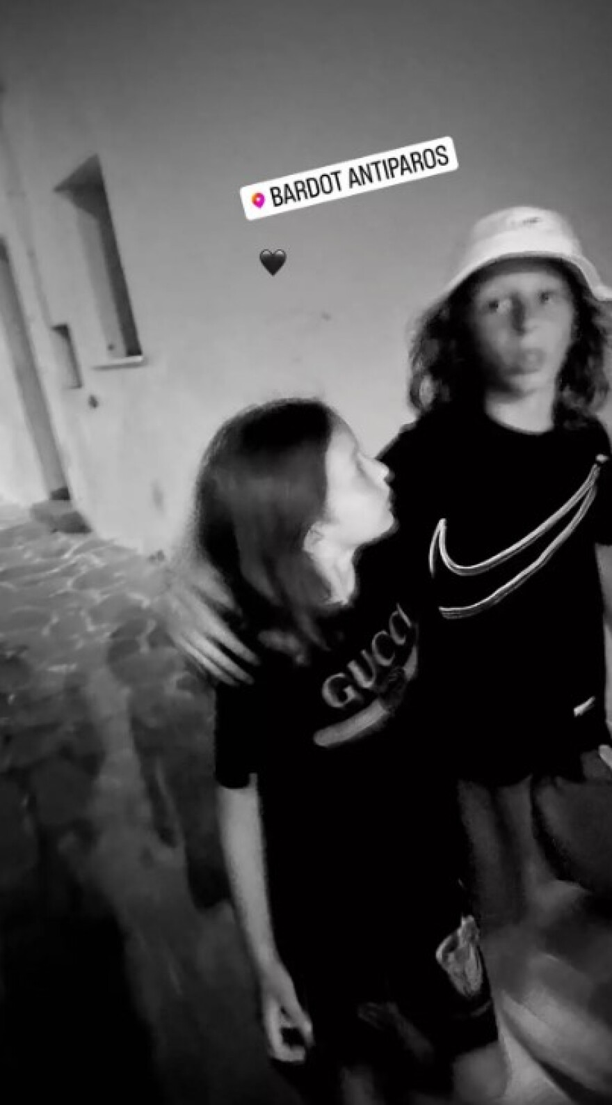 Σοφία Καρβέλα - Θανάσης Πανουργιάς: Διακοπές στην Αντίπαρο μαζί με τα παιδιά τους