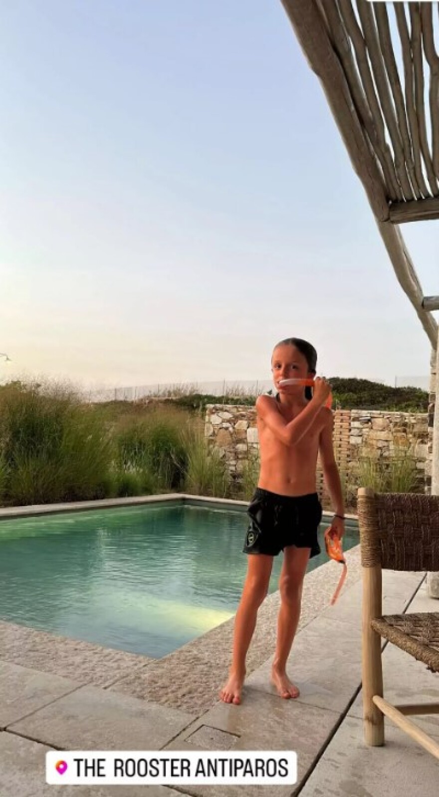 Σοφία Καρβέλα - Θανάσης Πανουργιάς: Διακοπές στην Αντίπαρο μαζί με τα παιδιά τους