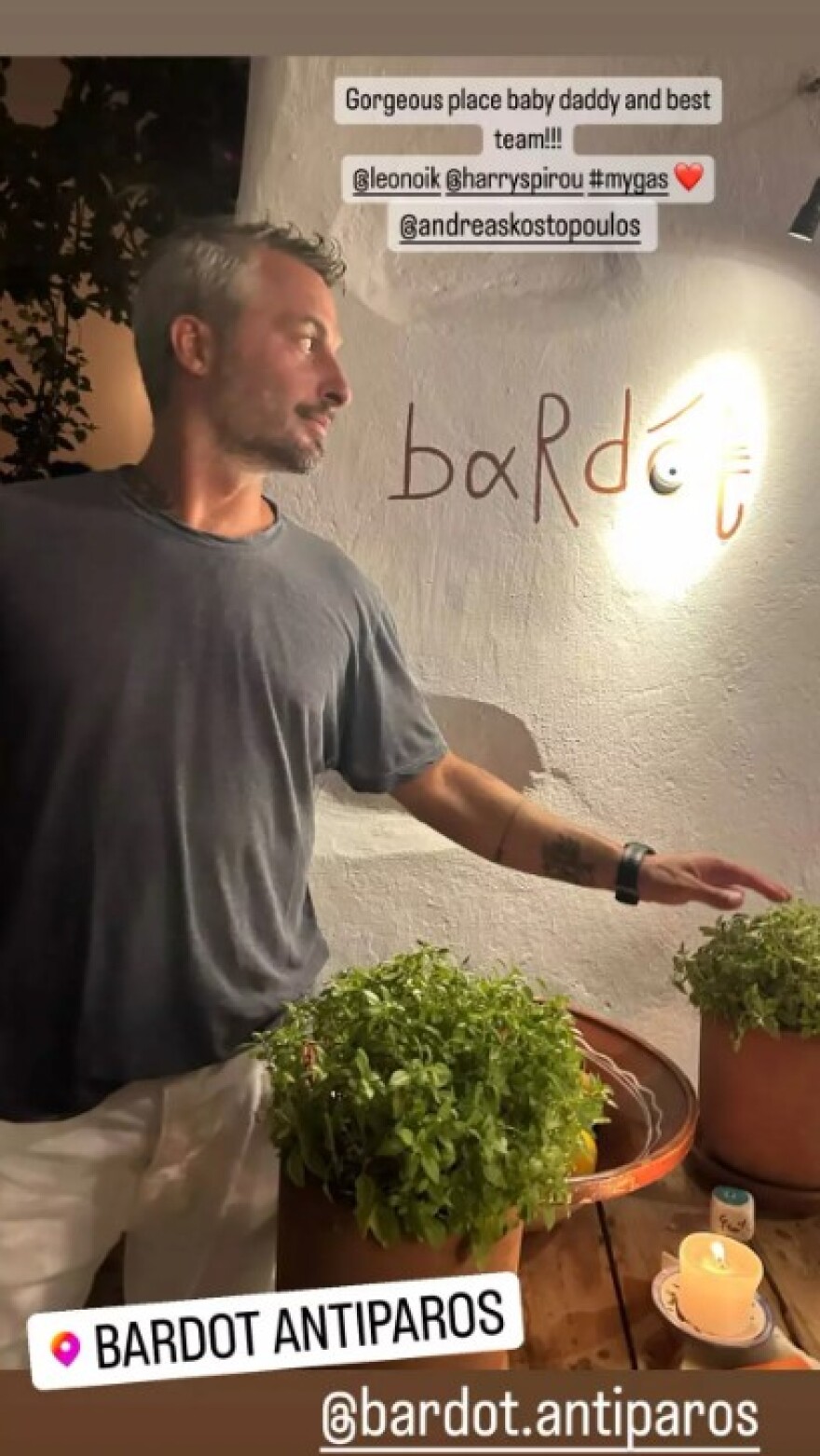 Σοφία Καρβέλα - Θανάσης Πανουργιάς: Διακοπές στην Αντίπαρο μαζί με τα παιδιά τους