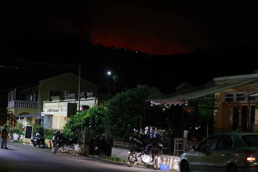 Φωτιά στην Κέρκυρα: Εμπρησμό «βλέπει» ο δήμαρχος - Στάχτες 20.000 στρέμματα γης