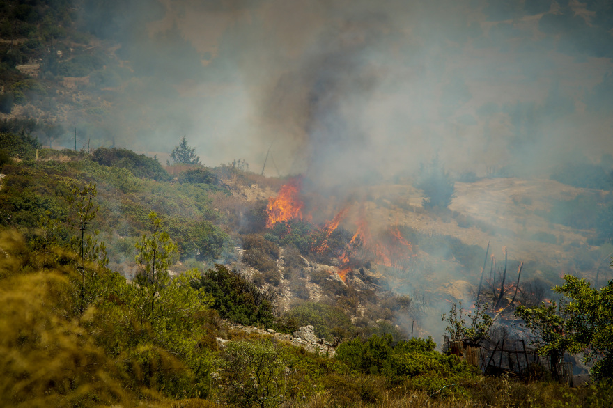 Φωτιά στη Ρόδο: Μήνυμα από το 112 για εκκένωση της περιοχής Κάλαθος