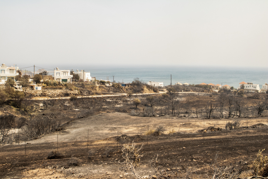 Φωτιά στη Ρόδο: Μήνυμα από το 112 για εκκένωση της περιοχής Κάλαθος
