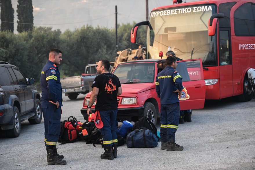 Φωτιά στη Ρόδο: Εκκενώνονται Γεννάδι και Βάτι - Κάηκαν σπίτια στο χωριό Ασκληπιείο