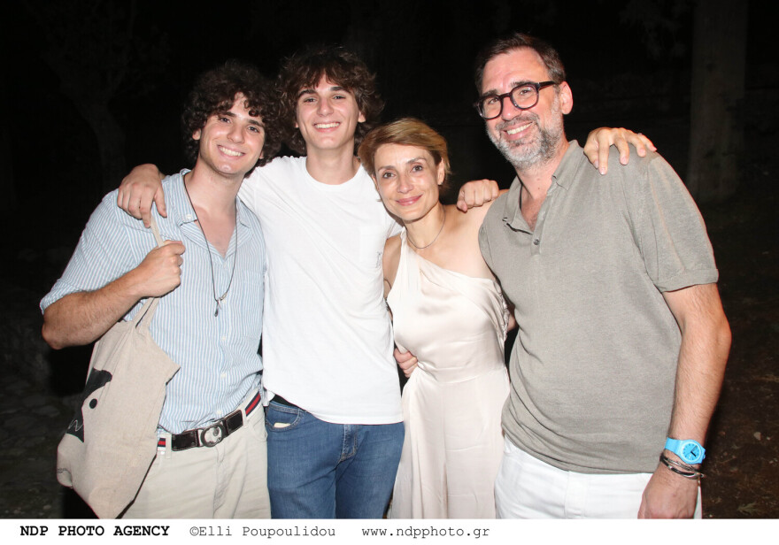 Ευδοκία Ρουμελιώτη: Σπάνια εμφάνιση με τον σύζυγό της και τους δύο γιους του