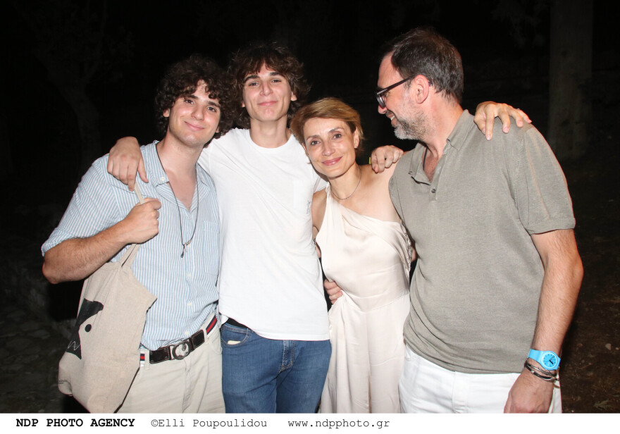 Ευδοκία Ρουμελιώτη: Σπάνια εμφάνιση με τον σύζυγό της και τους δύο γιους του