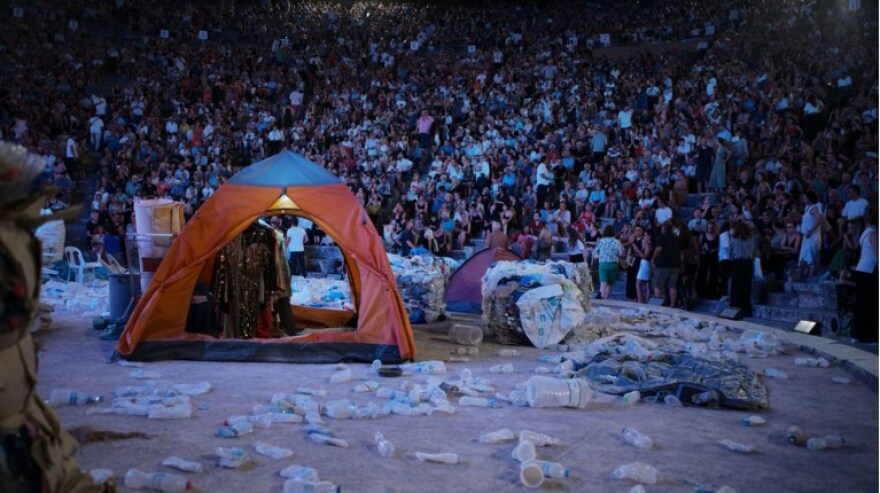 Επίδαυρος: Νέες αντιδράσεις για το σκηνικό με τα σκουπίδια στη «Μήδεια» του Φρανκ Κάστορφ