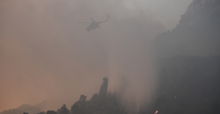 Φωτιά στη Ρόδο: Εκκενώνονται Γεννάδι και Βάτι - Κάηκαν σπίτια στο χωριό Ασκληπιείο