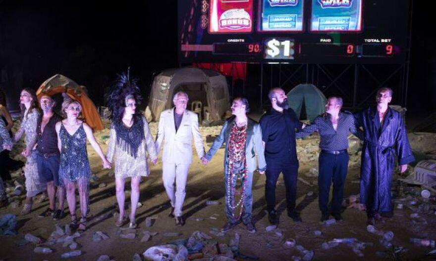 Επίδαυρος: Νέες αντιδράσεις για το σκηνικό με τα σκουπίδια στη «Μήδεια» του Φρανκ Κάστορφ