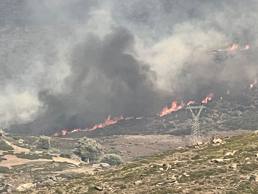 Φωτιά στην Κάρυστo: Καίγονται σπίτια στο χωριό Πλατανιστός