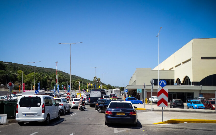 Φωτιά στη Ρόδο: Ομαλή η λειτουργία του αεροδρομίου - Οι τουρίστες ευχαριστούν για το help desk