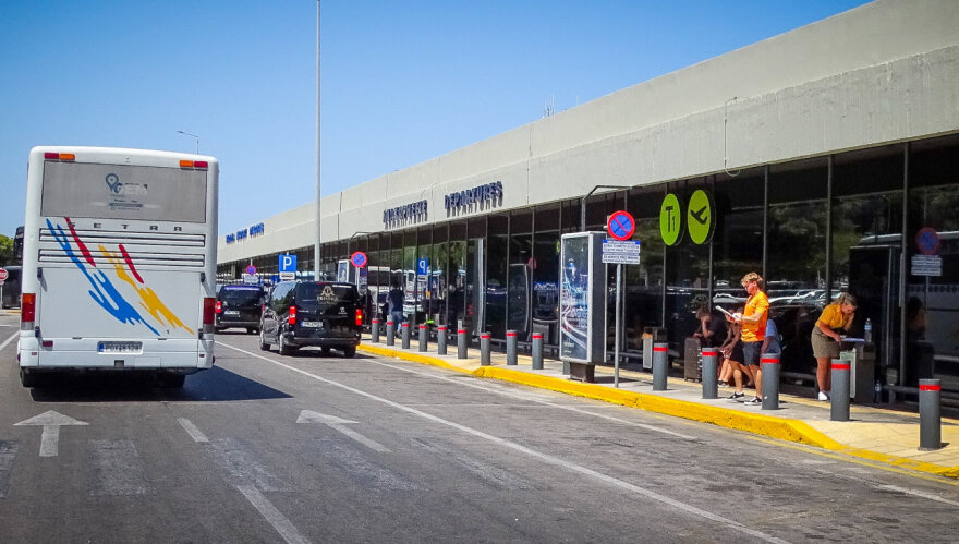 Φωτιά στη Ρόδο: Ομαλή η λειτουργία του αεροδρομίου - Οι τουρίστες ευχαριστούν για το help desk