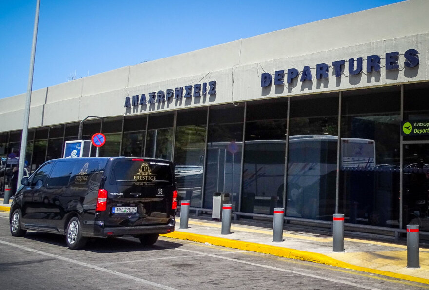 Φωτιά στη Ρόδο: Ομαλή η λειτουργία του αεροδρομίου - Οι τουρίστες ευχαριστούν για το help desk