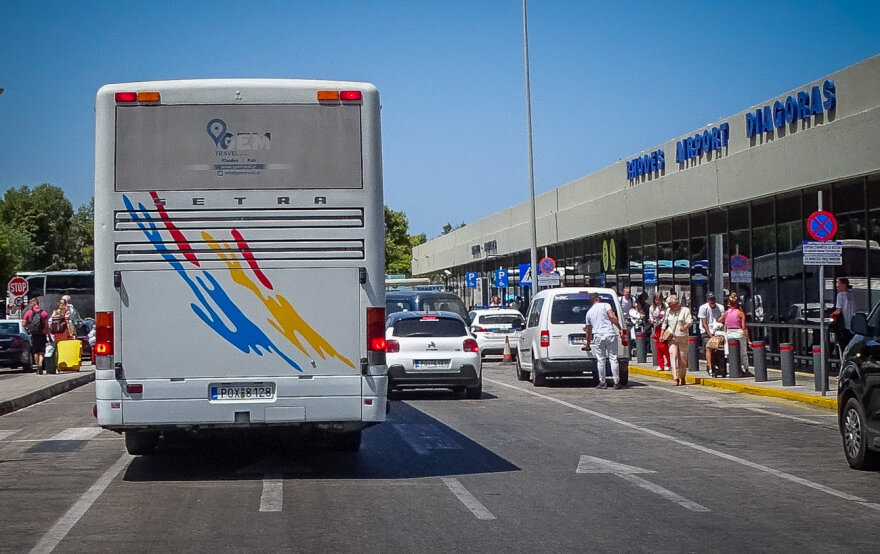 Φωτιά στη Ρόδο: Ομαλή η λειτουργία του αεροδρομίου - Οι τουρίστες ευχαριστούν για το help desk