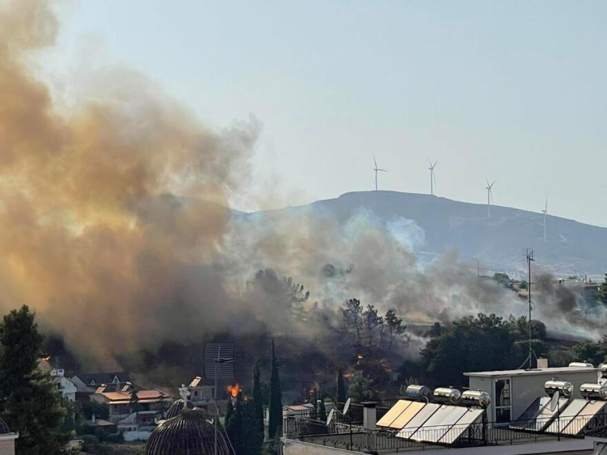 Φωτιά κοντά σε σπίτια στη Θήβα - Ενισχύθηκαν οι δυνάμεις της Πυροσβεστικής
