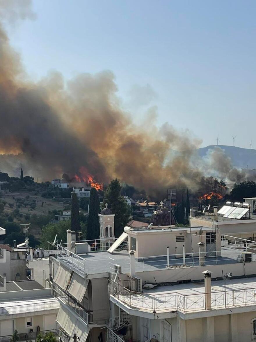 Φωτιά κοντά σε σπίτια στη Θήβα - Ενισχύθηκαν οι δυνάμεις της Πυροσβεστικής
