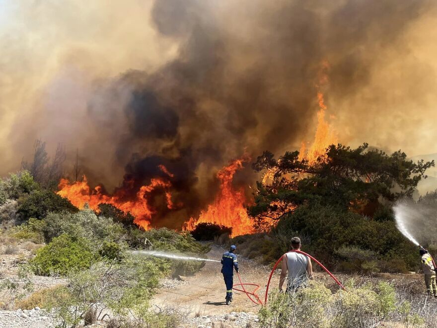 Φωτιά στη Ρόδο: Απειλητικό το πύρινο μέτωπο στο χωριό Μαλώνα - Κάτοικοι ρίχνονται στη μάχη της κατάσβεσης 