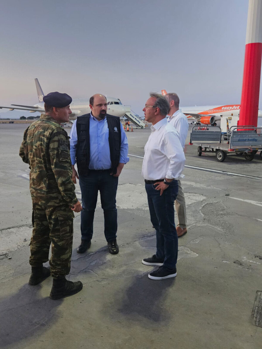 Φωτιά στη Ρόδο: Η μεγάλη επιχείρηση στήριξης των πυρόπληκτων - Ομαλοποιείται η κατάσταση στο αεροδρόμιο