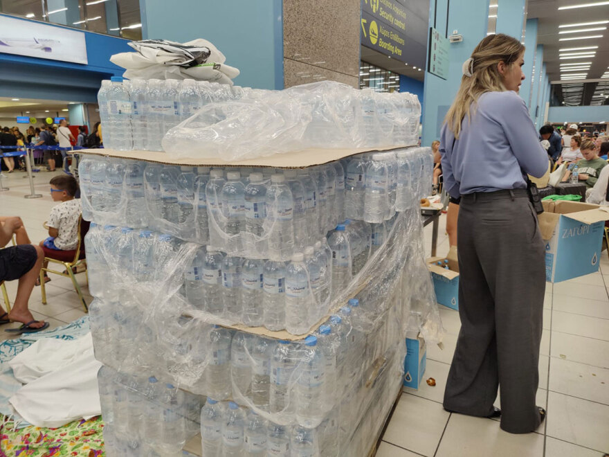 Φωτιά στη Ρόδο: Η μεγάλη επιχείρηση στήριξης των πυρόπληκτων - Ομαλοποιείται η κατάσταση στο αεροδρόμιο