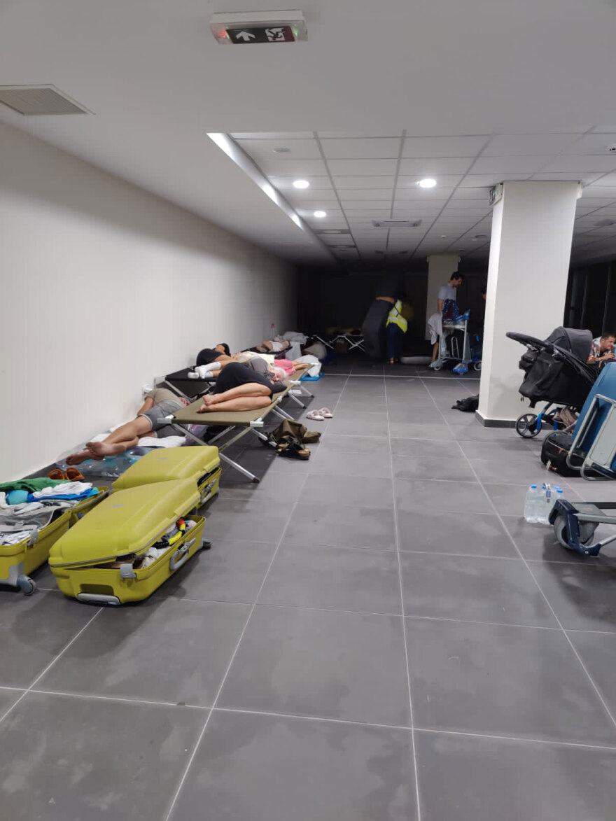 Φωτιά στη Ρόδο: Η μεγάλη επιχείρηση στήριξης των πυρόπληκτων - Ομαλοποιείται η κατάσταση στο αεροδρόμιο