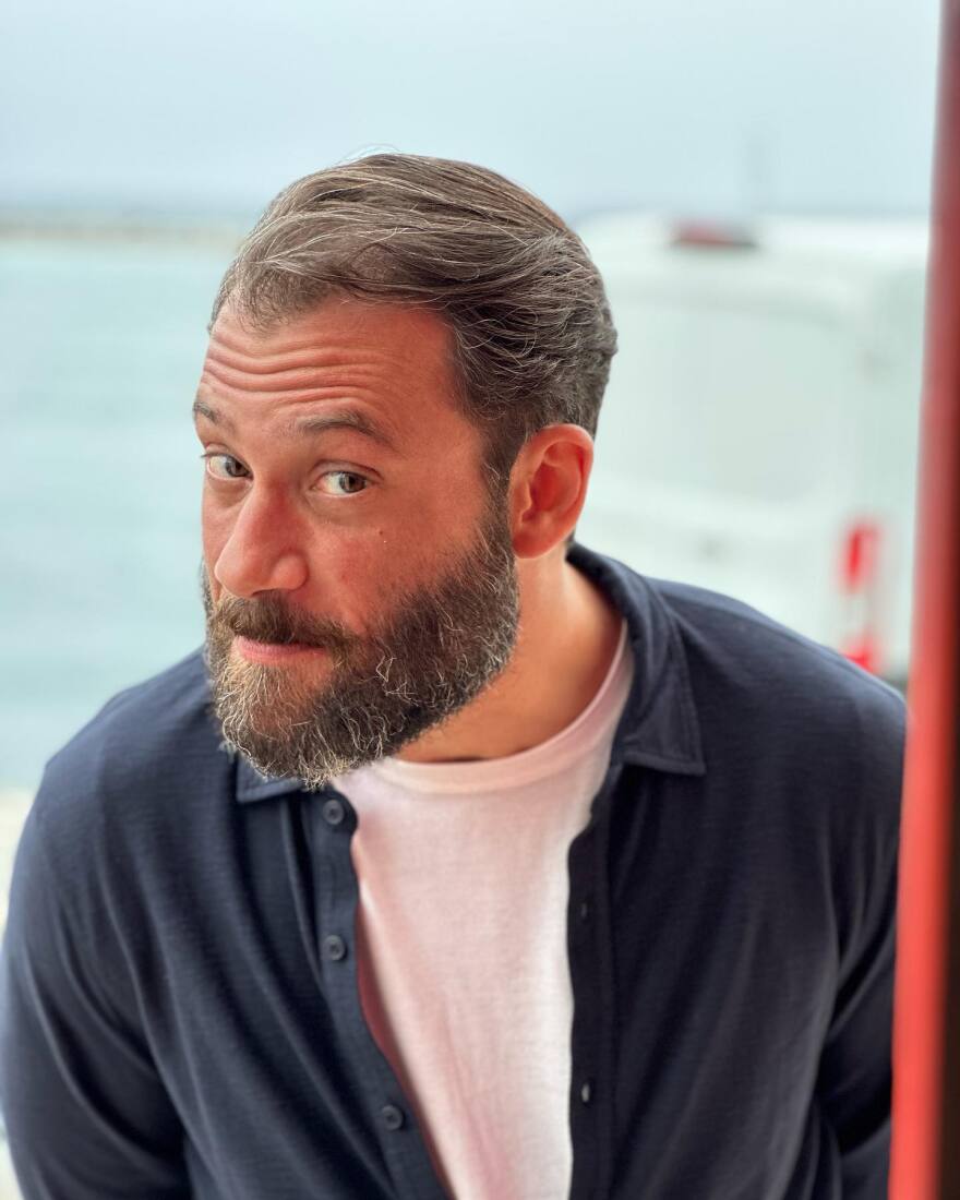 Αντίνοος Αλμπάνης: «Ο κόσμος καίγεται και εσύ ανεβάζεις προιόντα» του γράφουν - Τι απάντησε