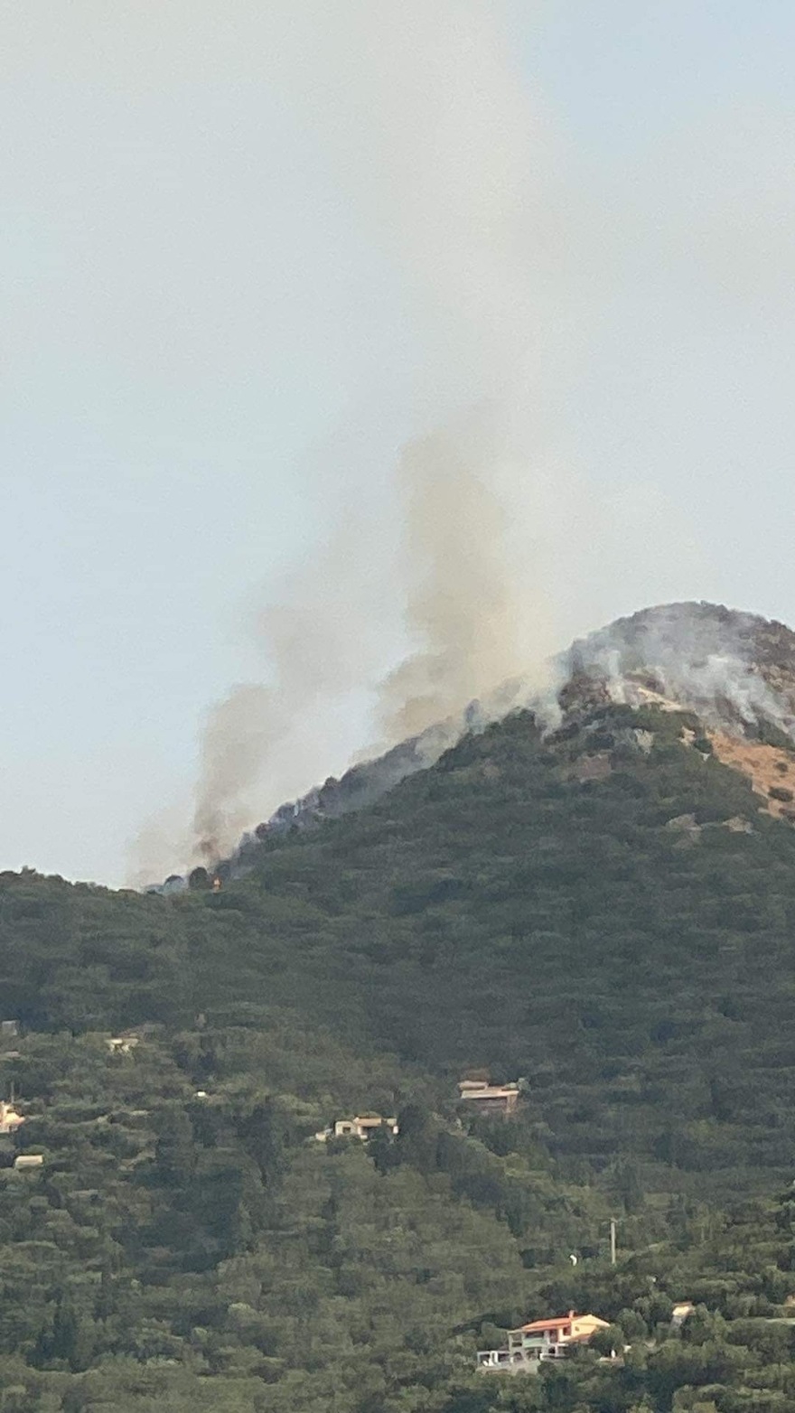 Μεγάλη αναζωπύρωση στο Βάτι της Ρόδου - Κοντά σε Πλατανιστό και Ποτάμι η φωτιά στην Κάρυστο