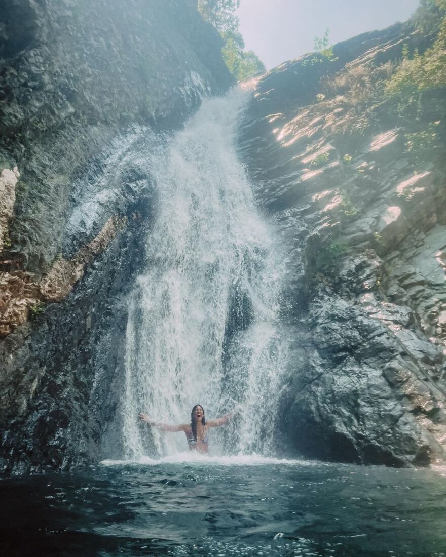 Ευγενία Σαμαρά: Απολαμβάνει τις βουτιές της σε καταρράκτη της Σαμοθράκης