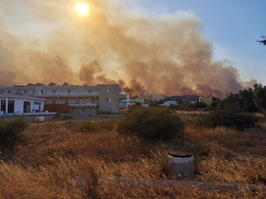Φωτιά στη Ρόδο: Ακόμη μία νύχτα πύρινης κόλασης - Μάχη με τις αναζωπυρώσεις σε Γεννάδι και Μαλώνα