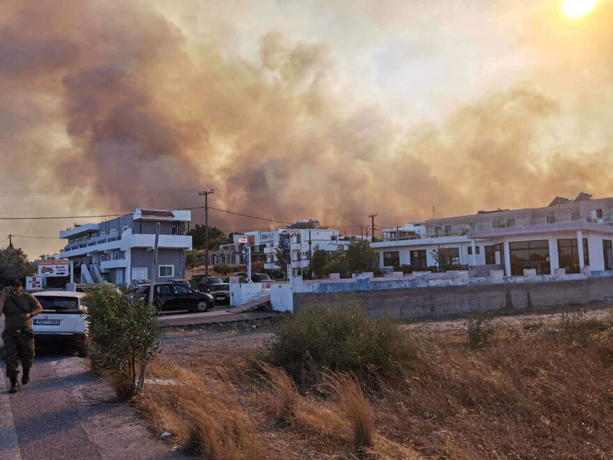 Φωτιά στη Ρόδο: Ακόμη μία νύχτα πύρινης κόλασης - Μάχη με τις αναζωπυρώσεις σε Γεννάδι και Μαλώνα