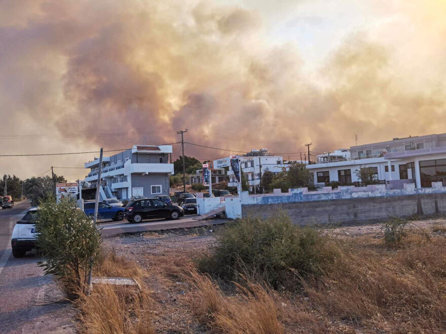 Φωτιά στη Ρόδο: Ακόμη μία νύχτα πύρινης κόλασης - Μάχη με τις αναζωπυρώσεις σε Γεννάδι και Μαλώνα