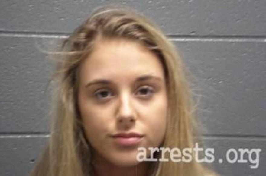 Κεντάκι: «Viral» 23χρονη Αμερικανίδα λόγω της «συλλογής» φωτογραφιών από τις 11 συλλήψεις της