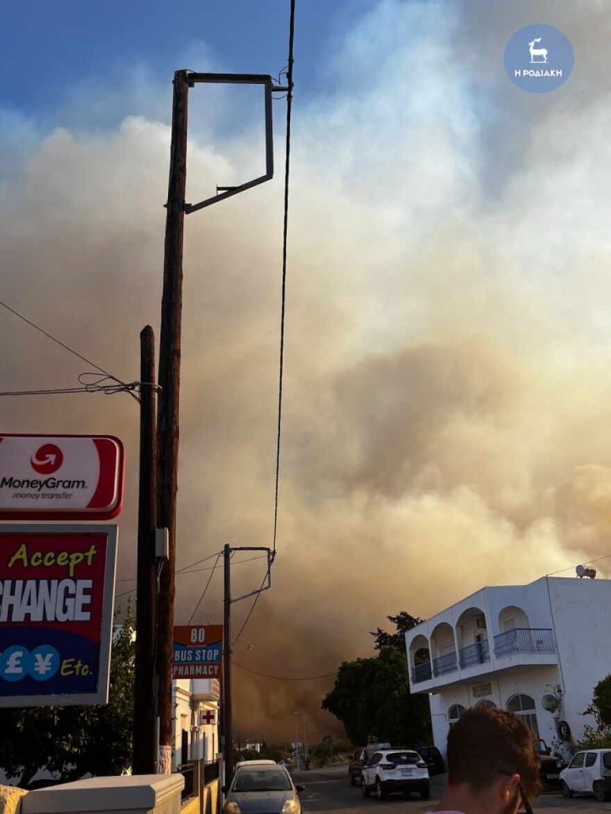 Φωτιές: Αναζωπυρώσεις σε Ρόδο και Κέρκυρα με διαδοχικές εκκενώσεις οικισμών