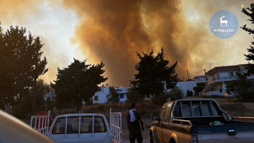 Φωτιές: Αναζωπυρώσεις σε Ρόδο και Κέρκυρα με διαδοχικές εκκενώσεις οικισμών