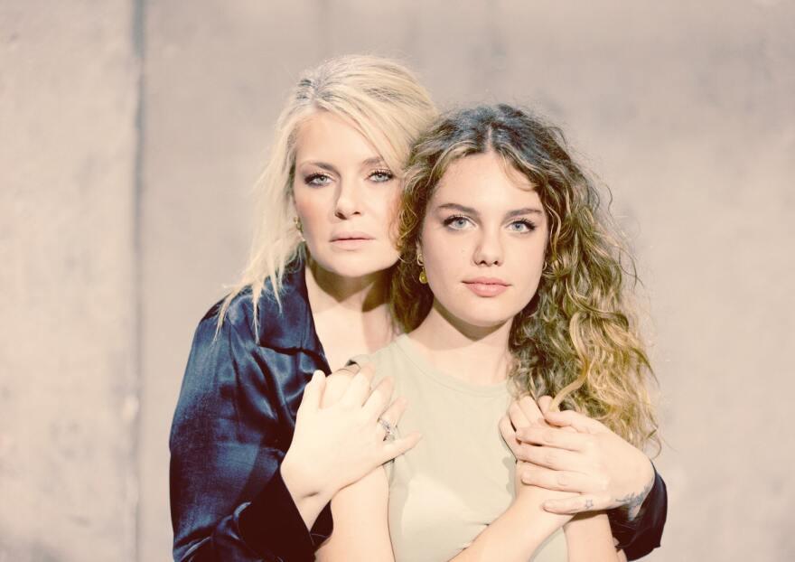 Το προξενιό της Ιουλίας: Η υπόθεση της σειράς και οι φωτογραφίες από τα γυρίσματα