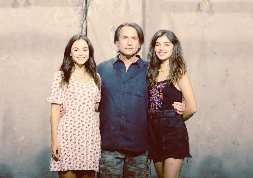 Το προξενιό της Ιουλίας: Η υπόθεση της σειράς και οι φωτογραφίες από τα γυρίσματα