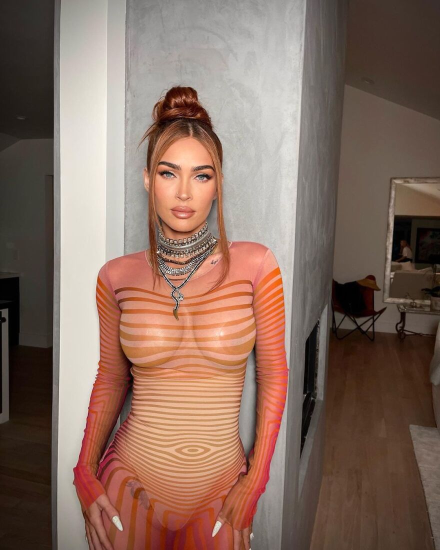 Μέγκαν Φοξ: Ποζάρει εκεί που «σκάει» το κύμα - Δείτε φωτογραφίες