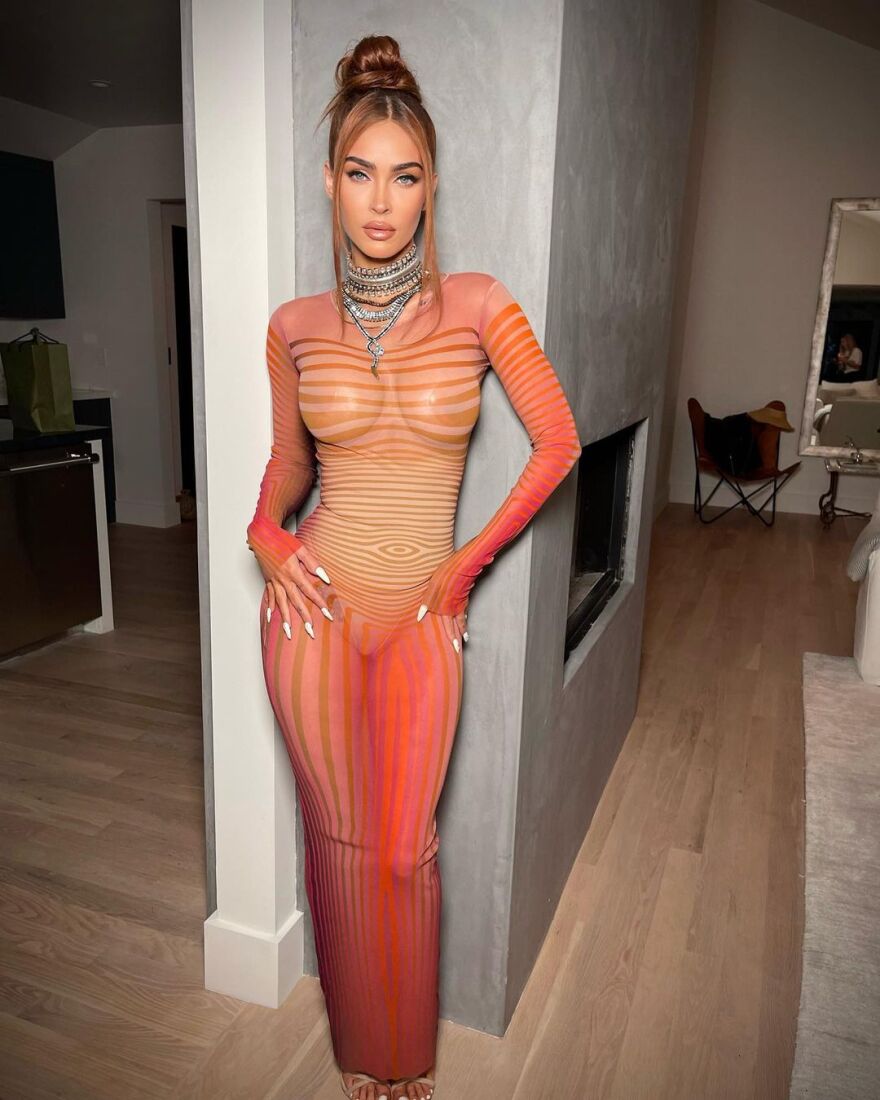 Μέγκαν Φοξ: Ποζάρει εκεί που «σκάει» το κύμα - Δείτε φωτογραφίες