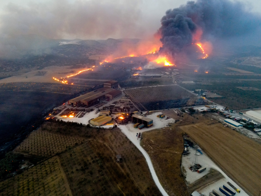 Φωτιά στη Μαγνησία: Drone κατέγραψε το εφιαλτικό σκηνικό με τις φωτιές γύρω από τη ΒΙΠΕ Βόλου