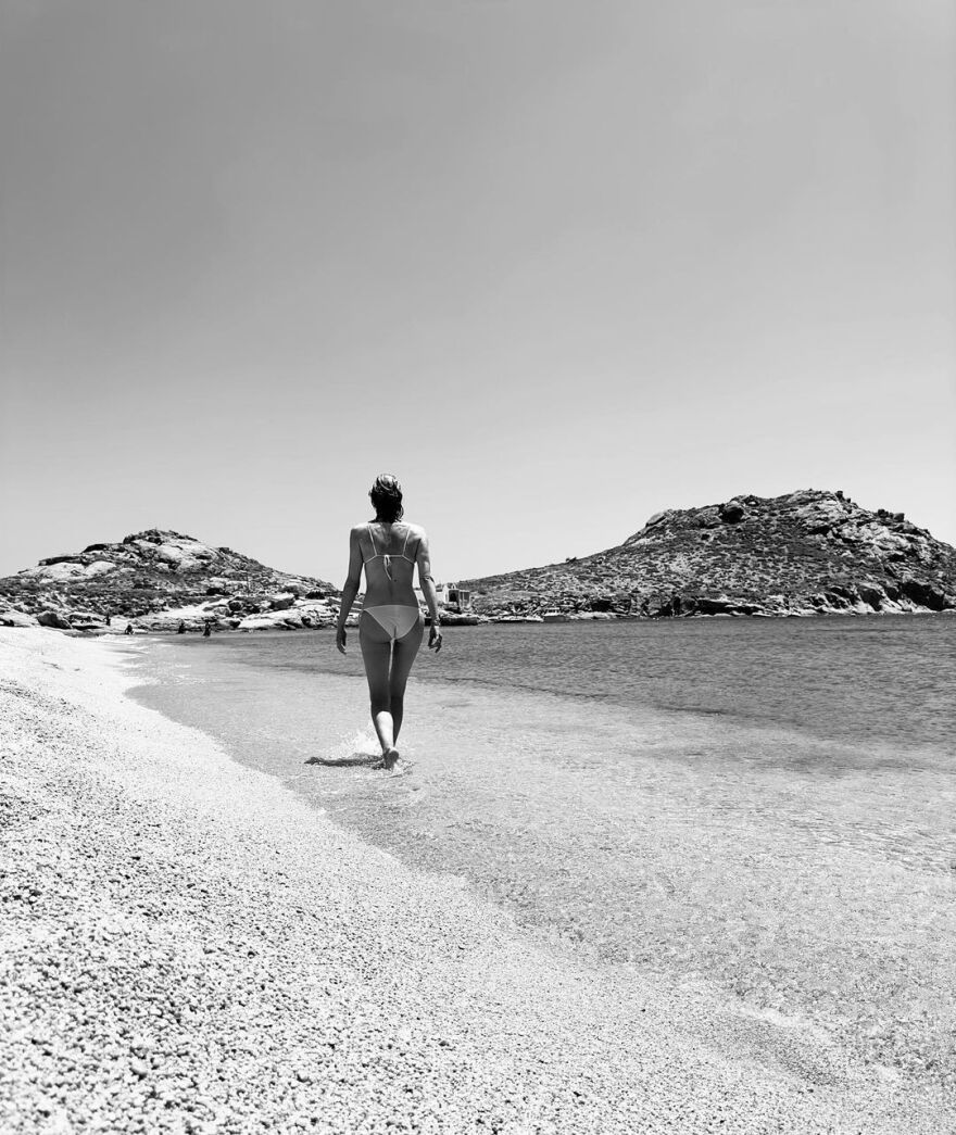 Βίκυ Καγιά: Ποζάρει ξαπλωμένη στην άμμο