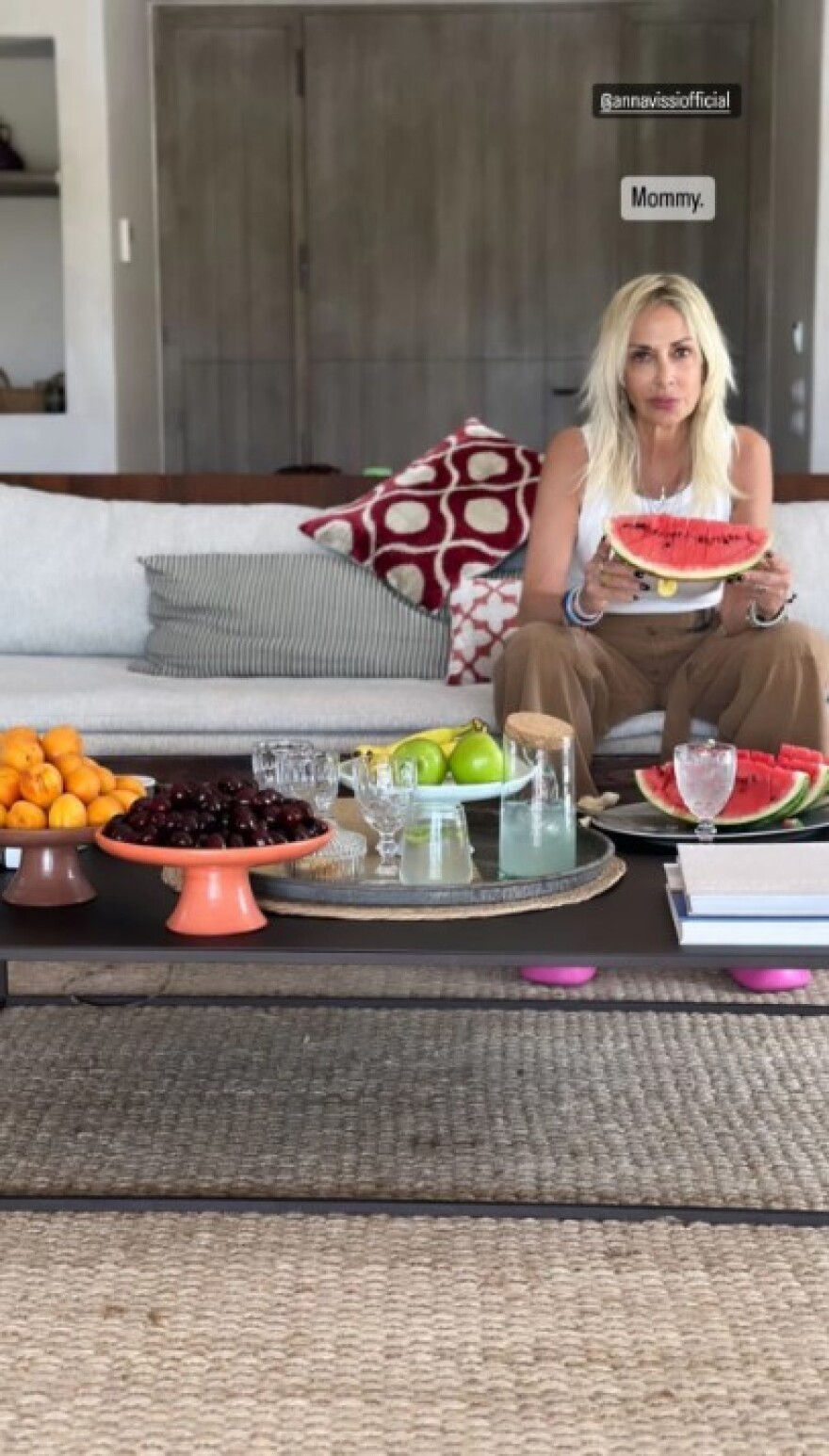 Άννα Βίσση: Στην Αντίπαρο μαζί με τη Σοφία Καρβέλα και τα εγγόνια της