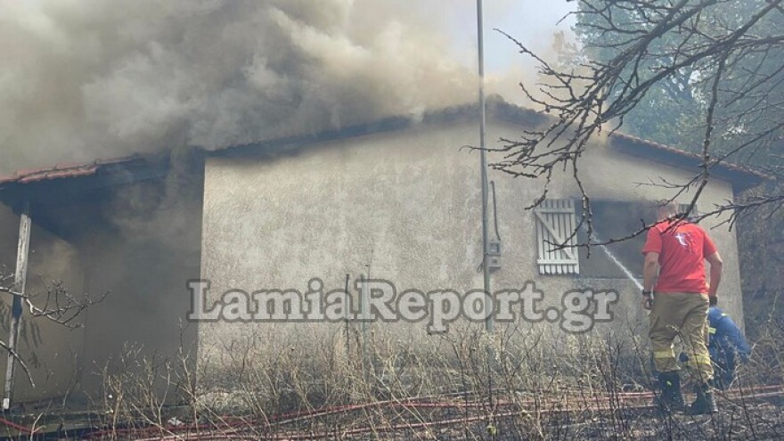 Λαμία: Καίγονται σπίτια - Μήνυμα του «112» για εκκένωση προς Στυλίδα