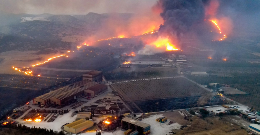 Φωτιά στη Μαγνησία: Drone κατέγραψε το εφιαλτικό σκηνικό με τις φωτιές γύρω από τη ΒΙΠΕ Βόλου